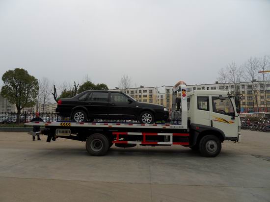 解放一拖二五噸清障車