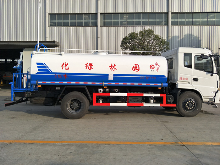東風(fēng)專用底盤(pán)灑水車(chē)