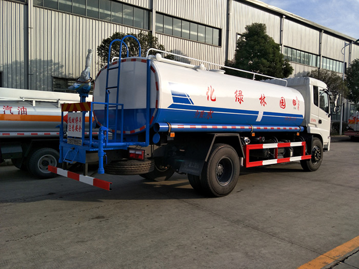 東風(fēng)專用底盤(pán)灑水車(chē)