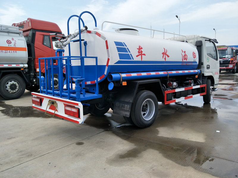 東風(fēng)多利卡5噸灑水車